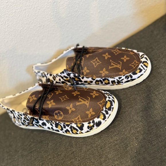 🐆✨Hey Dude Wendy Leopard Monogram Style Slip-Ons – Size 10 – NWOT✨🐆 - Picture 2 of 8